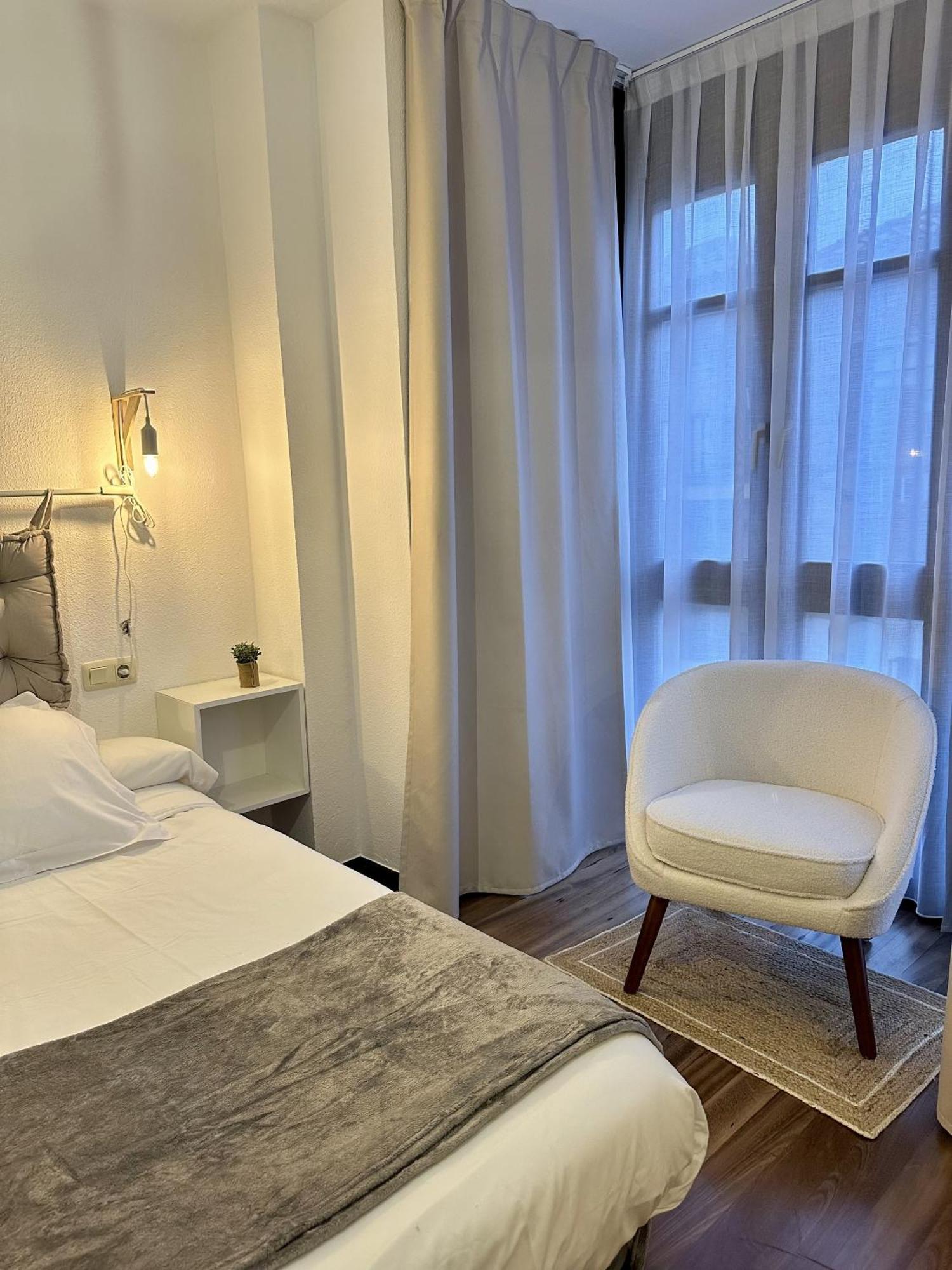 Apartamentos Val De Комильяс Экстерьер фото