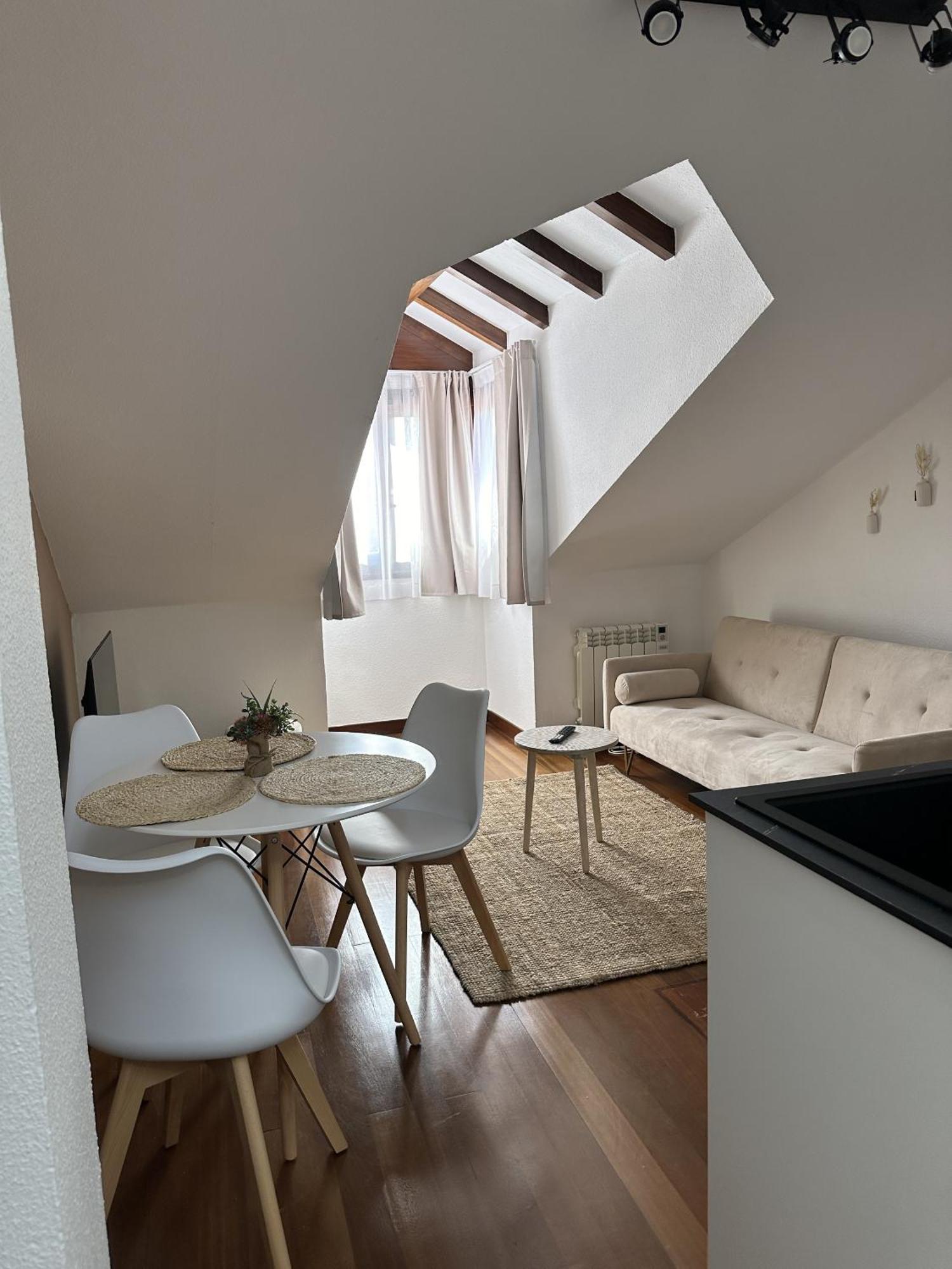 Apartamentos Val De Комильяс Экстерьер фото
